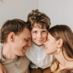 Bezpieczne więzi w praktyce: co mówi Bowlby o stylach przywiązania i jak je wzmacniać na co dzień
