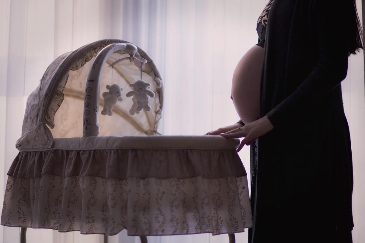 Trzeci etap porodu bez tajemnic: naturalne urodzenie łożyska krok po kroku
