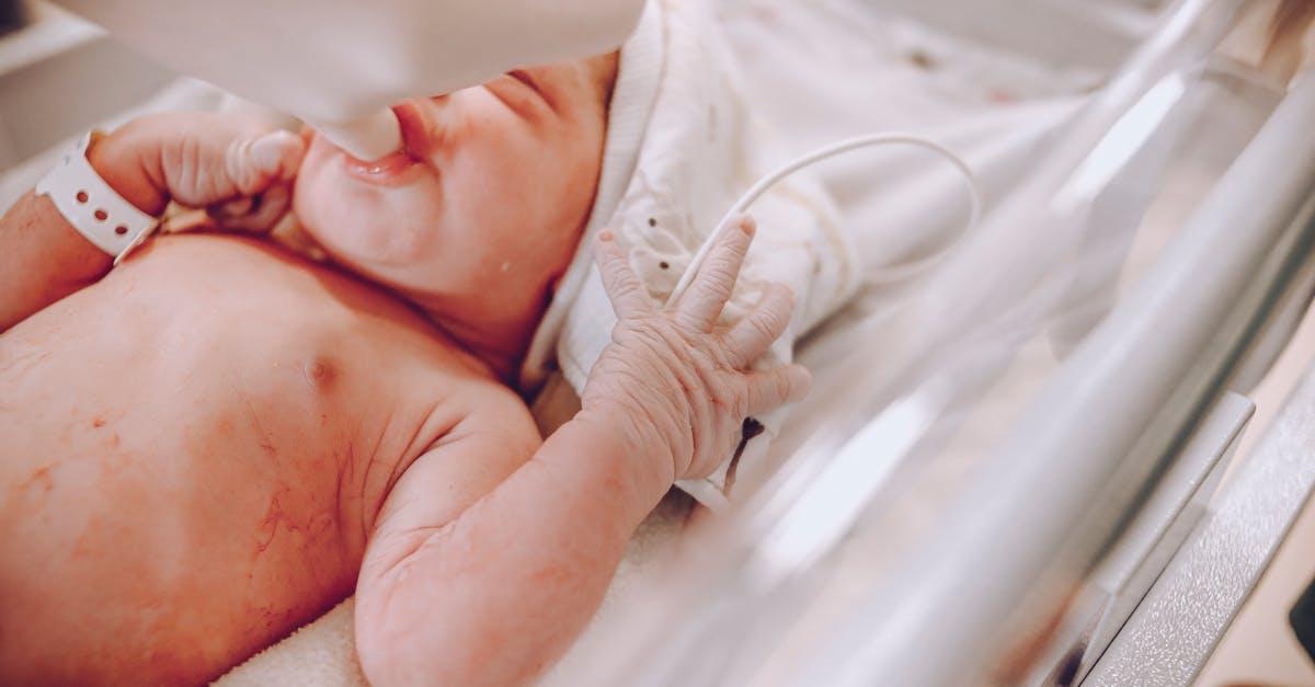 Po porodzie bez paniki: kiedy antybiotykoterapia jest naprawdę konieczna?