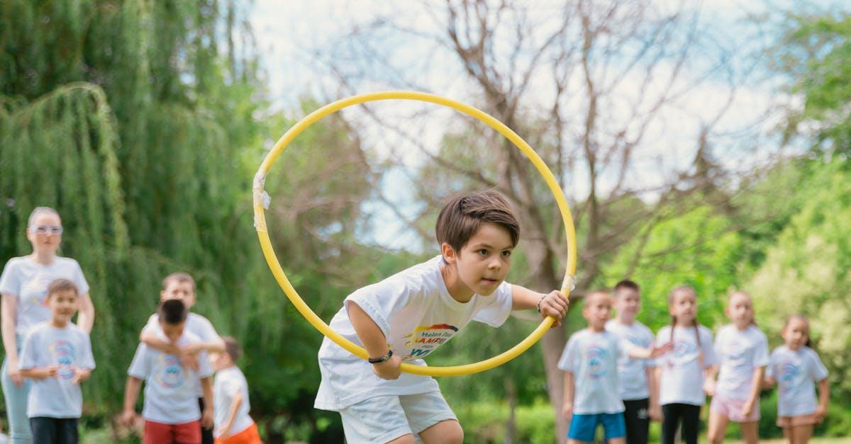 Hula‑hop: wesoła zabawa, która pomaga dzieciom spalać energię i budować zdrowe nawyki