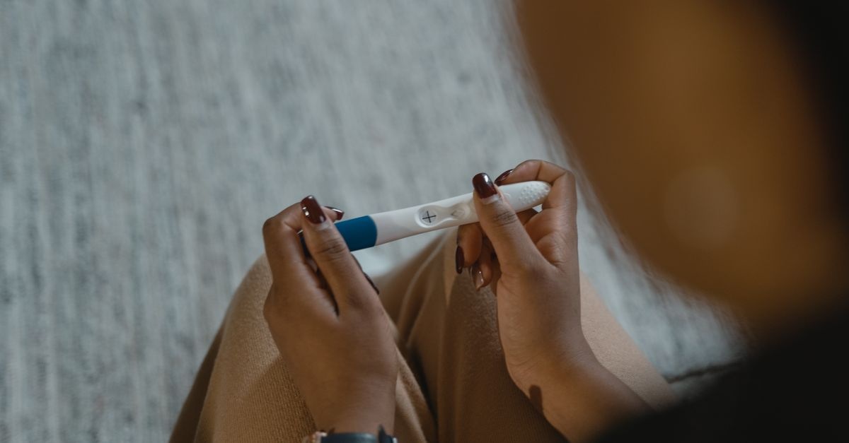 Kiedy zrobić test owulacyjny i jak używać go poprawnie? Prosty przewodnik do płodnych dni