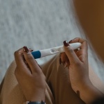 Kiedy zrobić test owulacyjny i jak używać go poprawnie? Prosty przewodnik do płodnych dni