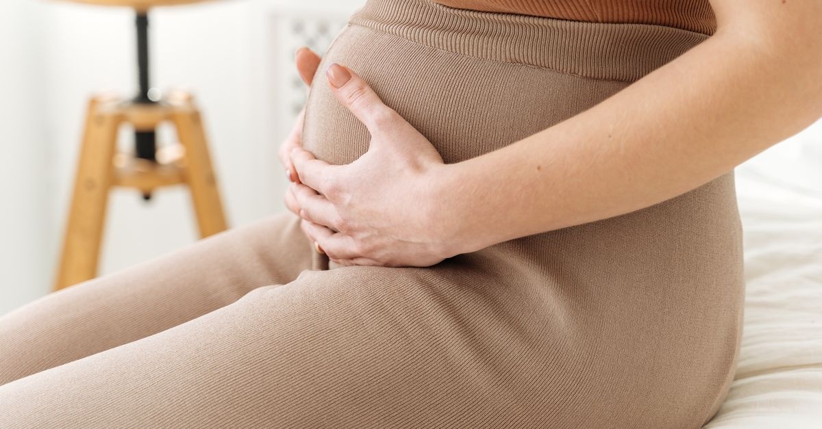 Ciąża czy torbiel jajnika? Objawy, które łatwo pomylić — i kiedy działać
