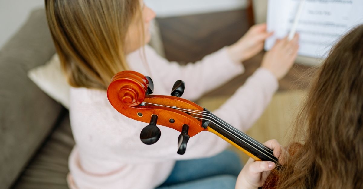 Gdy Mozart spotyka neurony: korzyści muzyki klasycznej dla rozwijającego się mózgu dziecka