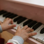 Małe uszy, wielkie zmiany: muzyka, która buduje mózg dziecka